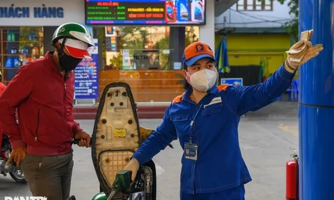 Giá xăng giảm 4 phiên liên tiếp, RON 95 về dưới 19.000 đồng/lít