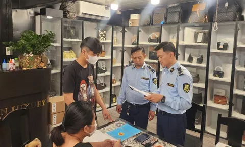 Phát hiện hàng trăm túi xách giả thương hiệu nổi tiếng bày bán ở Hội An