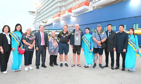 Du thuyền với hơn 3.000 khách quốc tế "xông đất" du lịch Quảng Ninh