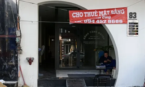 Hàng quán chật vật bám trụ mặt đường TP.HCM