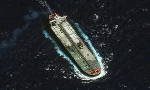 Bị Mỹ truy đuổi sát sao, hàng loạt siêu tàu chở dầu treo cờ Nga bất ngờ xuất hiện ngoài khơi