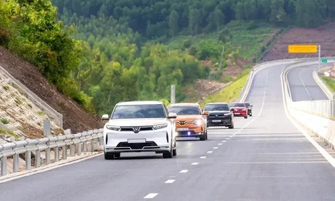 Cuộc đua giảm giá ôtô đầu năm 2026: Xe xăng 'cắt máu', xe điện miễn phí sạc