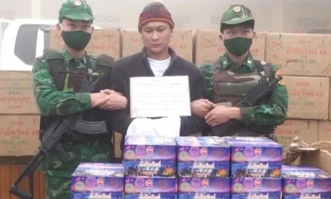 Người đàn ông chở 1 tấn pháo hoa đi tiêu thụ