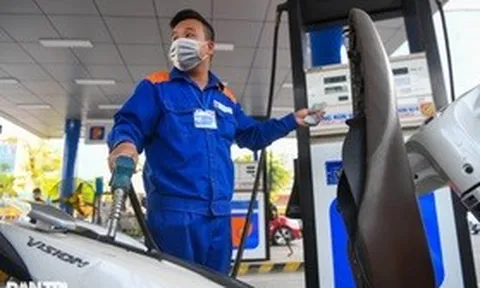 Giá xăng bất ngờ giảm, dầu tăng