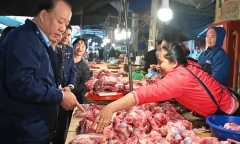 Cục trưởng Cục Quản lý thị trường đi chợ, tự mua hàng kiểm tra giá