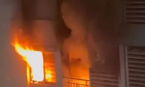 Cháy chung cư ở TP.HCM lúc rạng sáng, ba mẹ con bị thương nặng