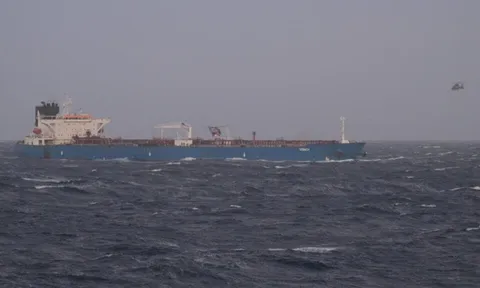 Đang chuyển dầu qua Địa Trung Hải, tàu chở dầu treo cờ Nga bất ngờ bị một quốc gia EU chặn bắt giữa biển