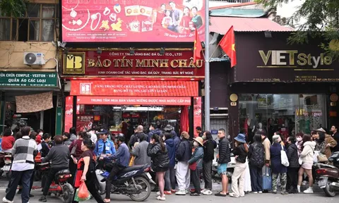 Cảnh tượng khó tin trên phố Trần Nhân Tông: Vì sao người dân Hà Nội kiên nhẫn xếp hàng dài suốt nhiều giờ đồng hồ?