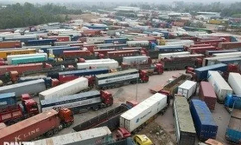 Hơn 1.300 xe, ghe thuyền thực phẩm kẹt ở cửa khẩu, hải quan ra văn bản khẩn
