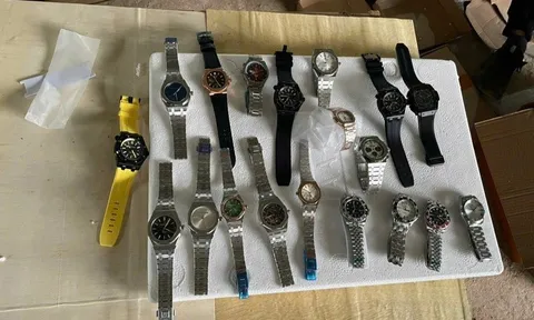 Thu giữ gần 900 đồng hồ nghi giả thương hiệu Patek Philippe, Rolex, Hublot