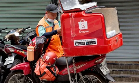 Nghịch lý cận Tết: Hàng từ nước ngoài về nhanh, giao nội địa quá tải