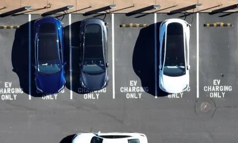 Đốt 65 tỷ USD trong 1 năm vì xe điện rồi ‘vỡ mộng’, các tập đoàn quay về làm ô tô xăng