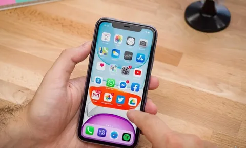 Ai còn nhớ chiếc iPhone 11 "cũ mèm" này không? - Dùng lại vào năm 2026, chẳng hiểu sao tôi vẫn thích nó mới tài