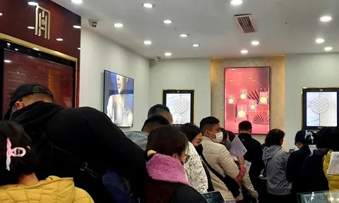 Người phụ nữ 30 năm nói không với vàng, bỗng nhiều ngày đều đi mua, lý do khiến ai cũng cảm động