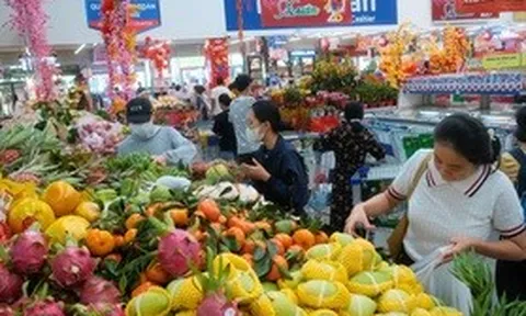 Sắm Tết phút chót: Sức mua tăng 40%, dân chuộng mâm cỗ làm sẵn