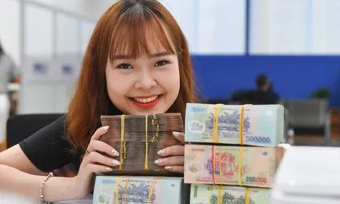 Ngân hàng tăng lãi suất, tặng vàng cho khách gửi tiền sau Tết