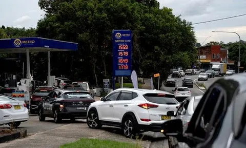 Giá xăng nhiều nơi trên thế giới tăng vọt, người dân xếp hàng dài chờ đổ