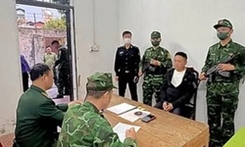 Bắt 1 người nước ngoài vận chuyển trái phép vàng vào Việt Nam