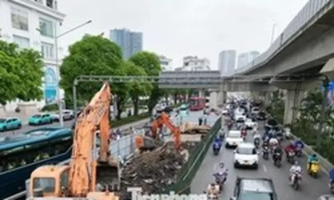 Đường Nguyễn Trãi dựng rào chắn gây ùn tắc