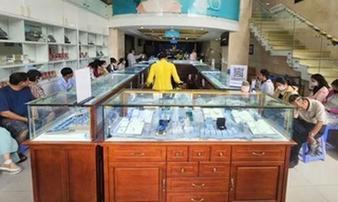 Sau cú rơi 8 triệu đồng/lượng, tiệm vàng xuất hiện cảnh hiếm gặp