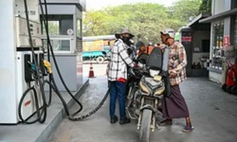 Người đi xe máy tại nước ASEAN này chỉ được mua 8 lít xăng mỗi tuần