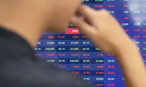 Gần 700 cổ phiếu 'đỏ lửa', VN-Index thủng đáy năm 2026