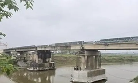 Một cây cầu nối tuyến huyết mạch ở Phú Thọ sửa chữa nhiều năm chưa xong