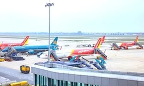 Bộ Xây dựng cân nhắc giữa áp phụ thu nhiên liệu và tăng trần vé bay nội địa