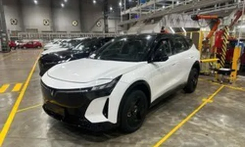 Xe VinFast mới toanh lăn bánh trên đường: Quá to so với VF 6, quá lạ so với VF 7, rốt cuộc là xe gì?