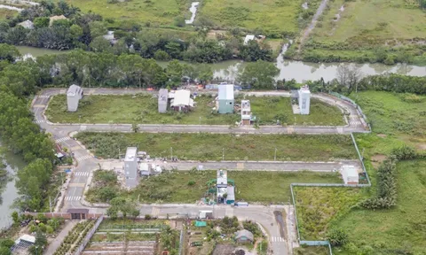 Đất nền hết 'hot', giá vẫn neo cao