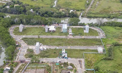 Đất nền hết 'hot', giá vẫn neo cao