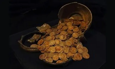 Lâu lắm rồi nước Nga mới tìm thấy kho báu lớn như vậy: Nắp tự vỡ, vàng ở đâu tuôn ra “xối xả như mưa”