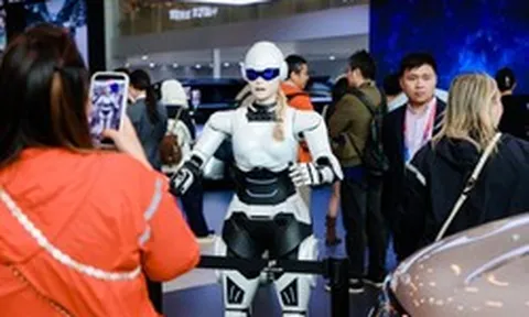 Hãng xe xây nhà máy tại Việt Nam lần đầu cho ra mắt hàng loạt robot thông minh