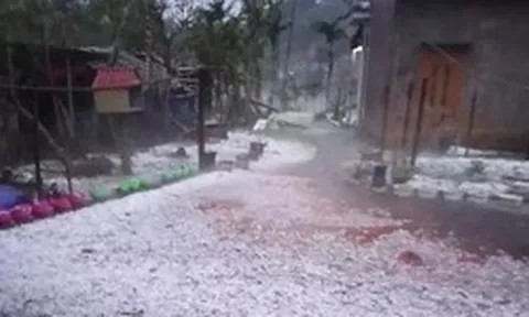 Nhiều nhà bị tốc mái, ô tô vỡ kính do mưa đá, giông lốc ở Thái Nguyên