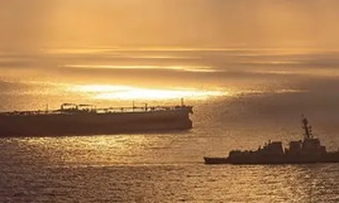 Chấp nhận mất điện 7 giờ mỗi ngày, một quốc gia Nam Á đánh cược vào dàn 'tàu ma' vượt eo Hormuz
