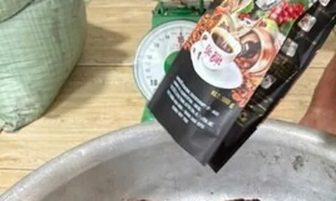 Đột kích 3 địa điểm, công an phát hiện đường dây sản xuất cà phê giả, tịch thu gần 600 kg bột cùng hàng nghìn bao bì