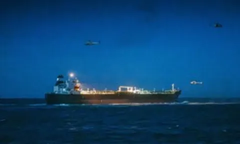 Phát hiện tàu chở dầu Suezmax chở đầy hàng âm thầm đi qua eo biển Hormuz, hướng thẳng đến một quốc gia châu Á