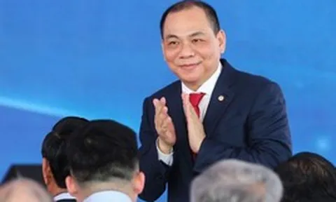Tỷ phú Phạm Nhật Vượng bất ngờ xuất hiện bên cạnh Warrren Buffett