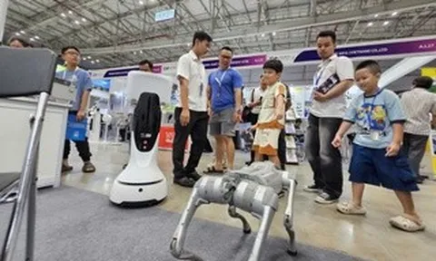 Robot, đồ công nghệ Trung Quốc giá rẻ đổ bộ TPHCM, khách tham quan ùn ùn trải nghiệm