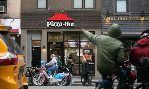 Ông chủ Pizza Hut đưa ra quyết định bất ngờ