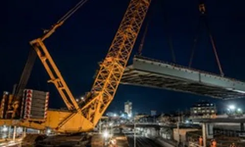 Phát hiện một cần cẩu bánh xích khổng lồ nặng 1.000 tấn hoạt động xuyên đêm, hoàn thành nhiệm vụ đưa 255 tấn sắt vào đúng vị trí