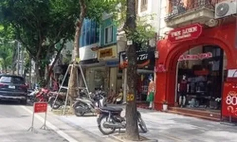 Nhiều cửa hàng 'ngang nhiên' chiếm dụng lòng đường Hà Nội