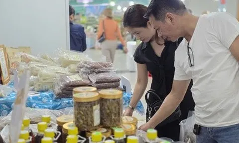Hàng giá rẻ bủa vây trên "chợ điện tử", hàng Việt giữ khách bằng gì?