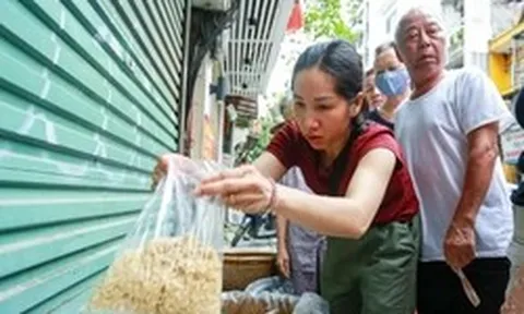 Người dân Hà Nội tất bật mua sắm trong ngày Tết Đoan Ngọ