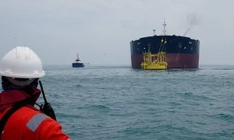 Đang di chuyển thì Mỹ-Iran báo tin vui, siêu tàu chở 6 triệu thùng dầu ung dung vượt eo biển Hormuz