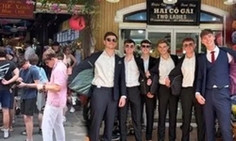 Khách Tây tràn ra phố cổ chờ 2 cô gái Việt Nam, bí mật nằm ở dịch vụ thần tốc chỉ nước mình mới có