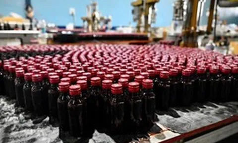 Một thiếu tướng chỉ huy cuộc đột kích, tóm gọn đường dây sản xuất siro ho giả, tịch thu gần 140 nghìn chai thuốc