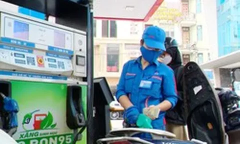 Giá xăng E10 giảm về mức 20.000 đồng/ít
