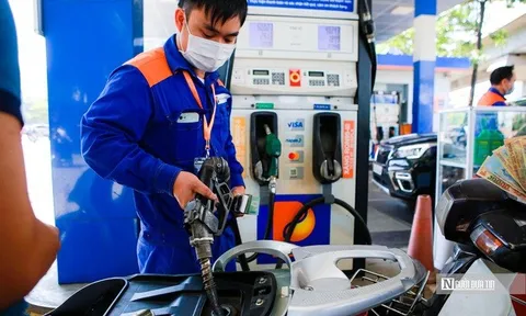 Giá xăng giảm còn 20.000 đồng/lít
