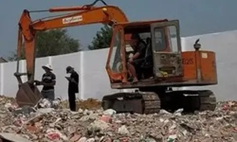 Khởi tố 6 bị can trong đường dây đổ trái phép gần 800 tấn chất thải xây dựng